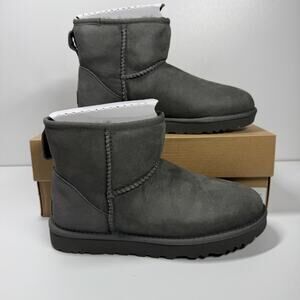NIB • UGG Women's Classic Mini II Size: 7